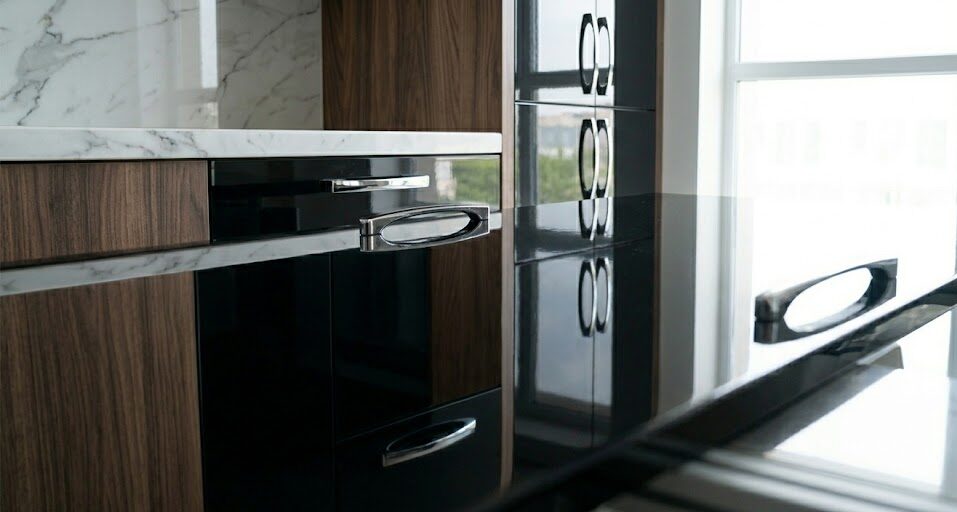 Farklı ışık açılarında parlaklığını sergileyen 122x244 cm standart ölçülerdeki high gloss MDF levhalar, toptan satışa hazır.