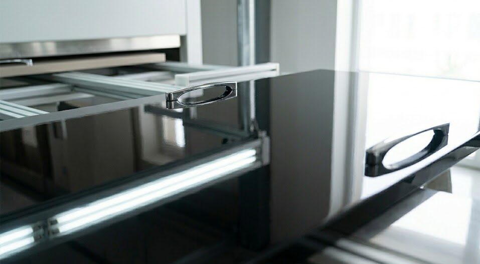 High gloss mdf levhaların depolama alanında istiflenmiş hali, toptan satışa hazır ve farklı projeler için bekliyor.